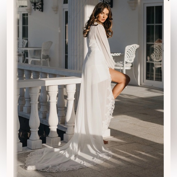 White wedding robe with train and lace trim - Picture 3 of 6